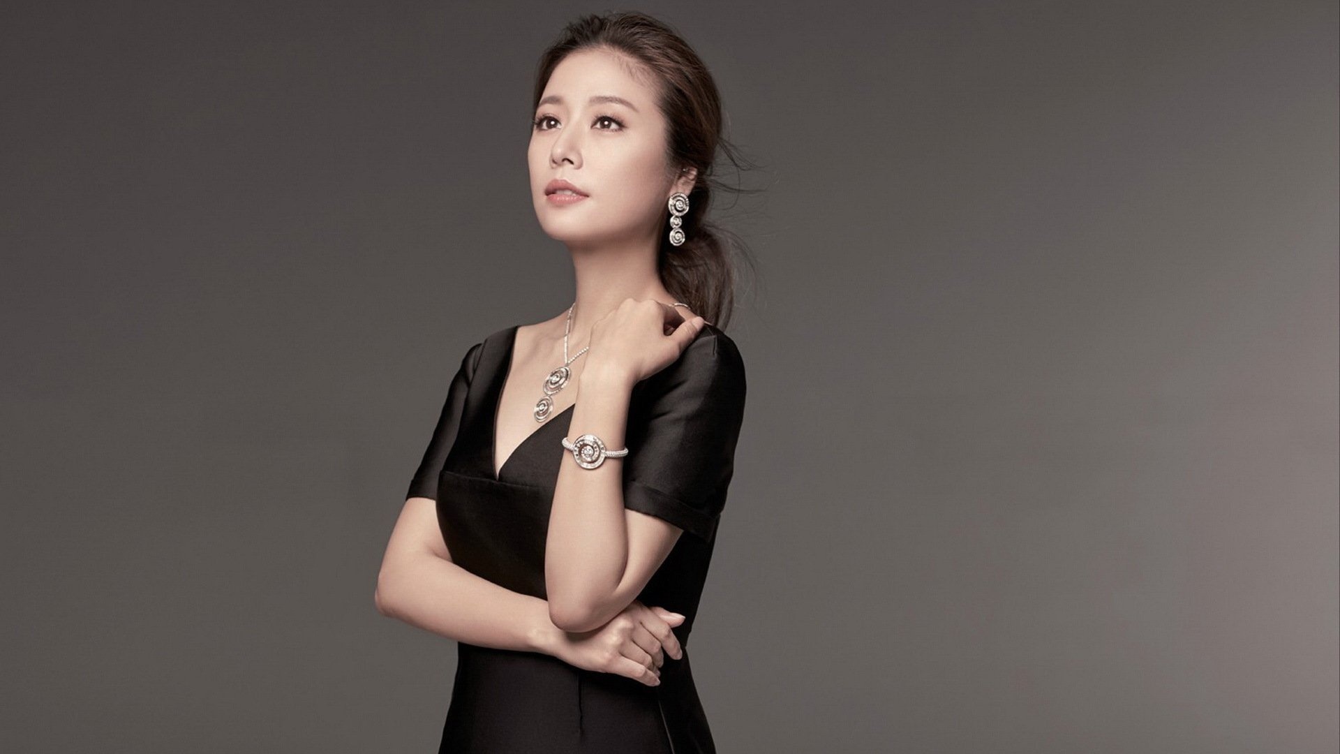 23m上传时间:2020-06-16壁纸标签:林心如气质明星风尚壁纸封面图