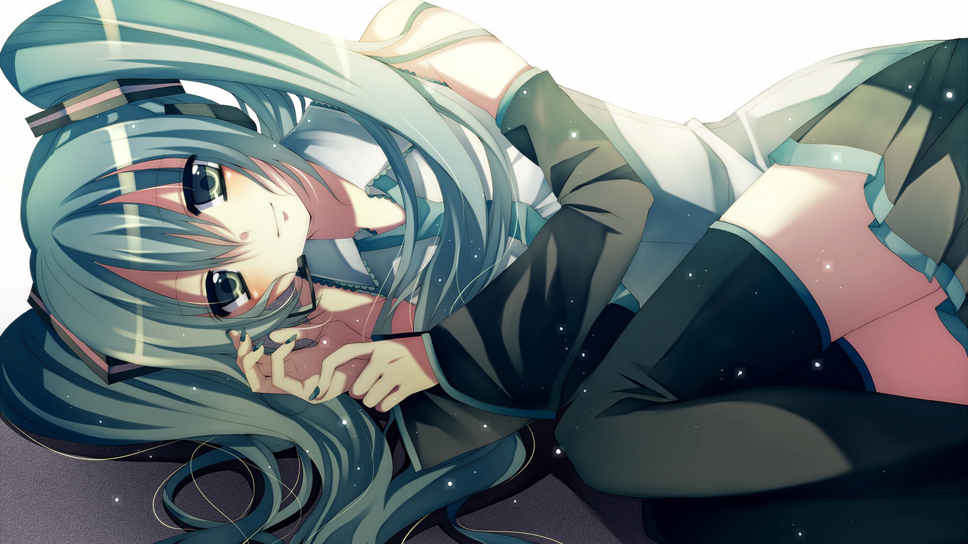 纯白背景的日系二次元插画，躺卧的初音未来带有青蓝色双马尾、蓝黑公式服与黑色过膝袜，画面点缀细碎发光白点。