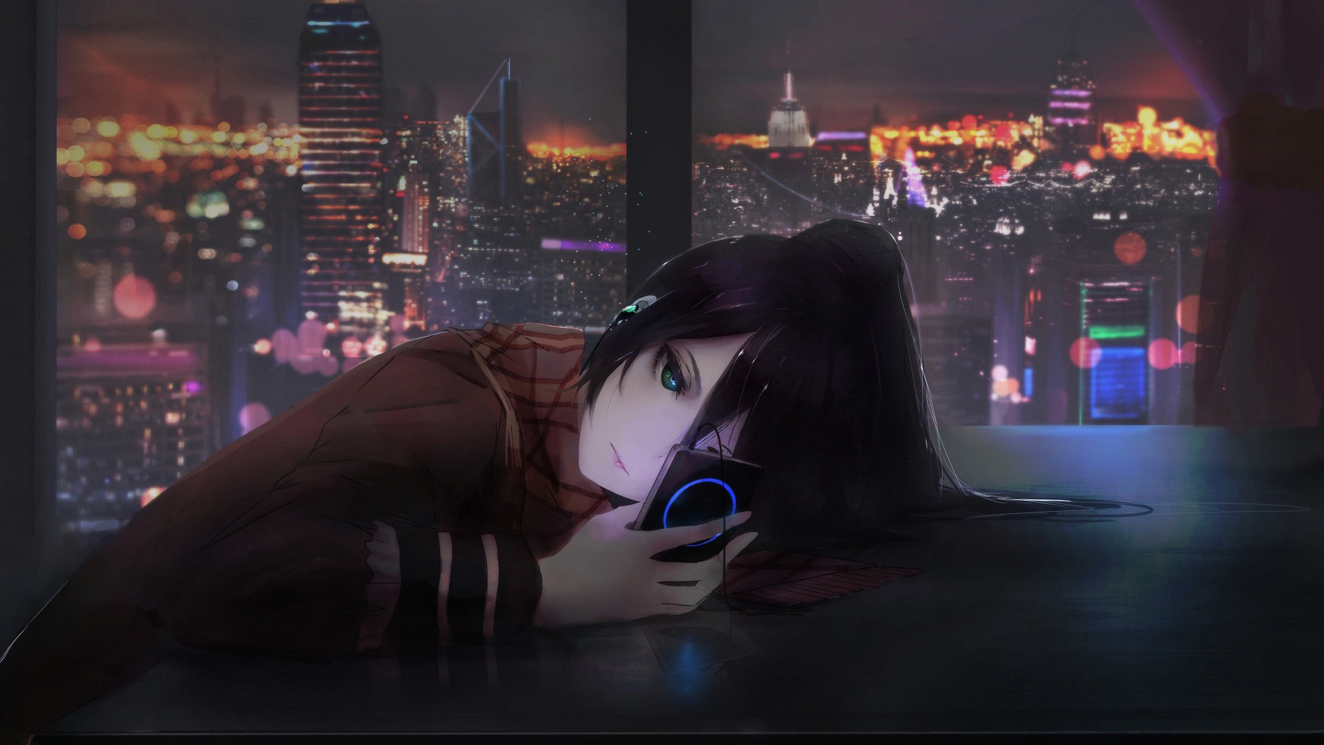 暗紫冷调日系二次元插画，黑发动漫少女趴在临窗台面，手持带蓝色环形光效的手机，身后落地窗是灯火城市夜景，散布暖橙色散景光斑。