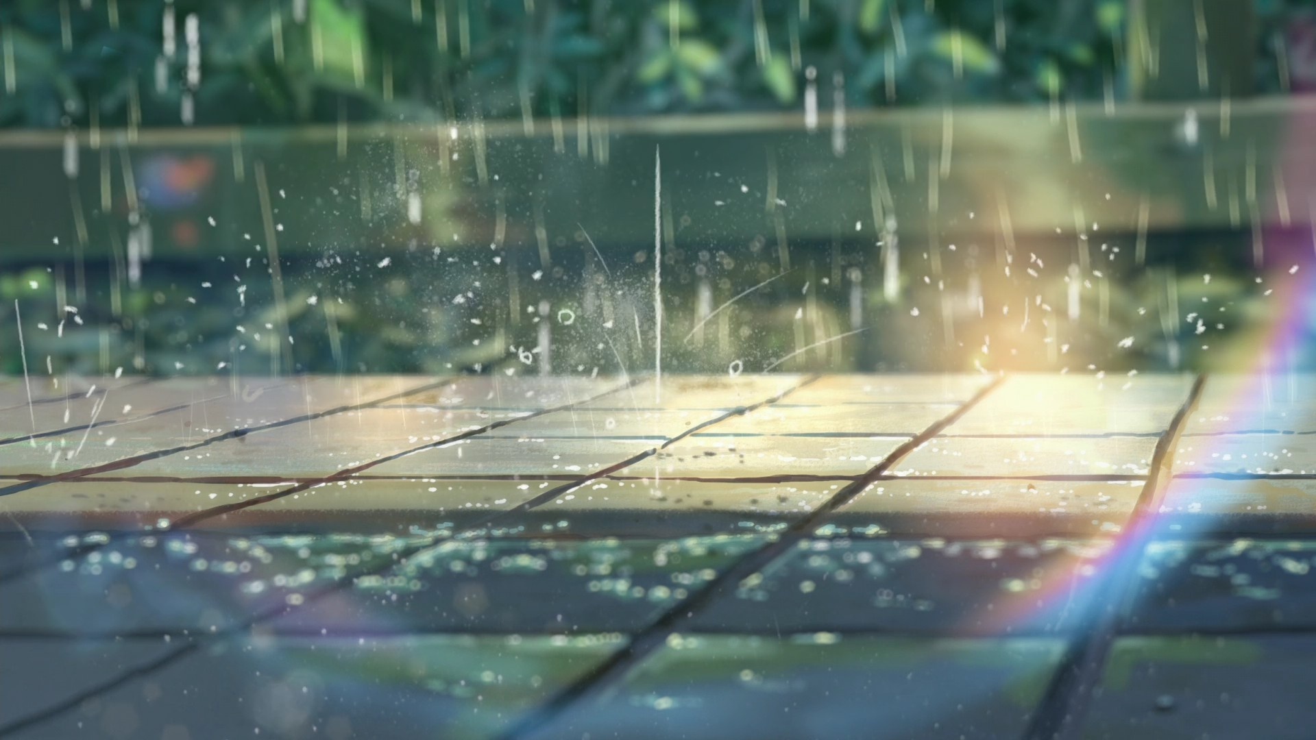 动漫风格户外雨天公园场景，青绿色调的绿植背景虚化，暖金色光线透过枝叶洒落，地面铺着湿滑砖块，雨滴落下溅起细碎水光，画面右侧斜放着一把带虹彩光泽的透明雨伞。