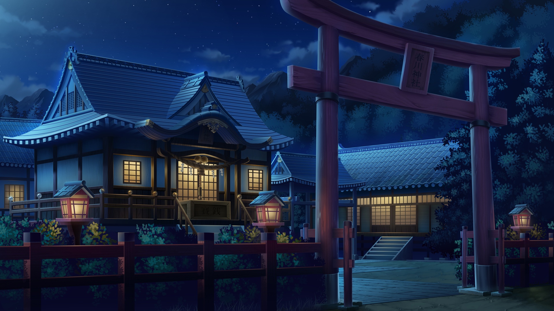 夜空布满星点，酒红色木质鸟居刻有春川神社字样，旁侧日式神社建筑透出暖黄灯光。