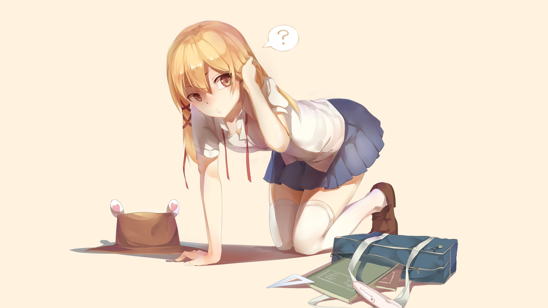 暖金色长发少女跪撑在浅米色纯色背景前，身着白短袖校服、藏蓝色百褶裙与白色过膝袜，身旁落着一顶带心形白饰的棕色宽檐帽。