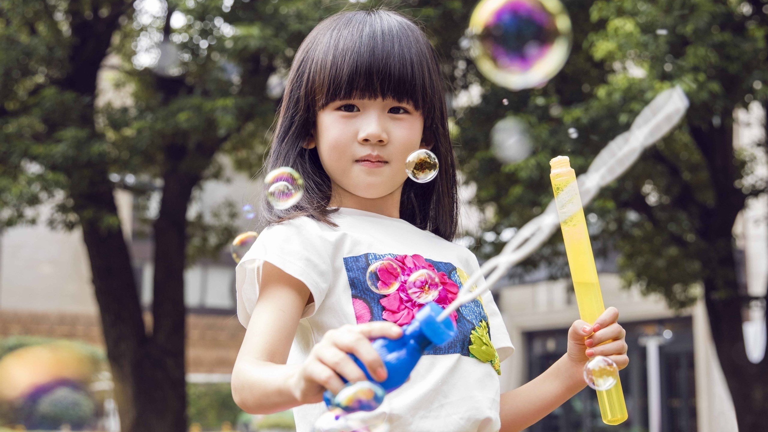 鲍蕾贝儿亲子照温馨可爱宽屏明星风尚壁纸6