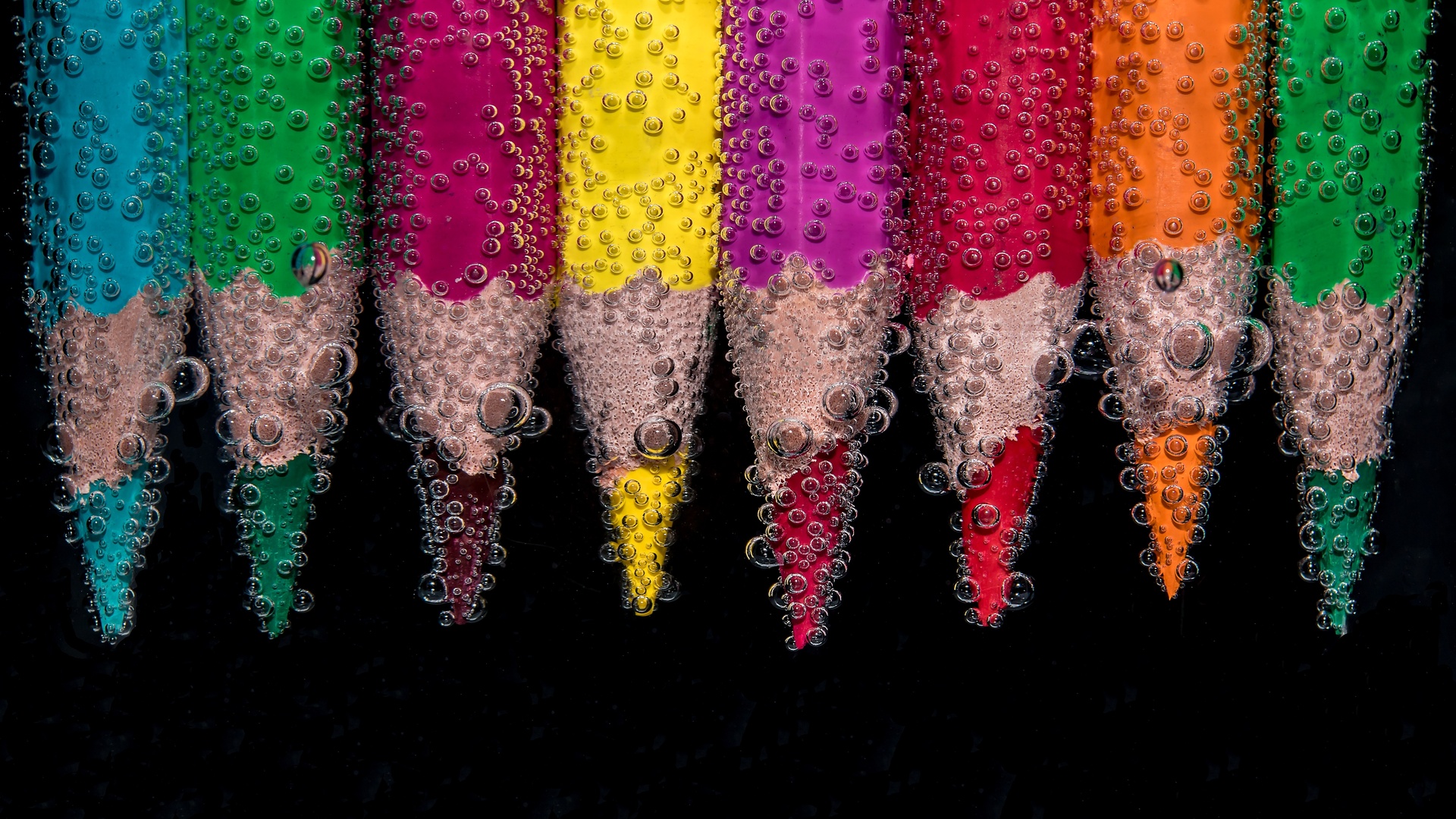 缤纷多彩 彩色铅笔 在水中 气泡 6K壁纸壁纸