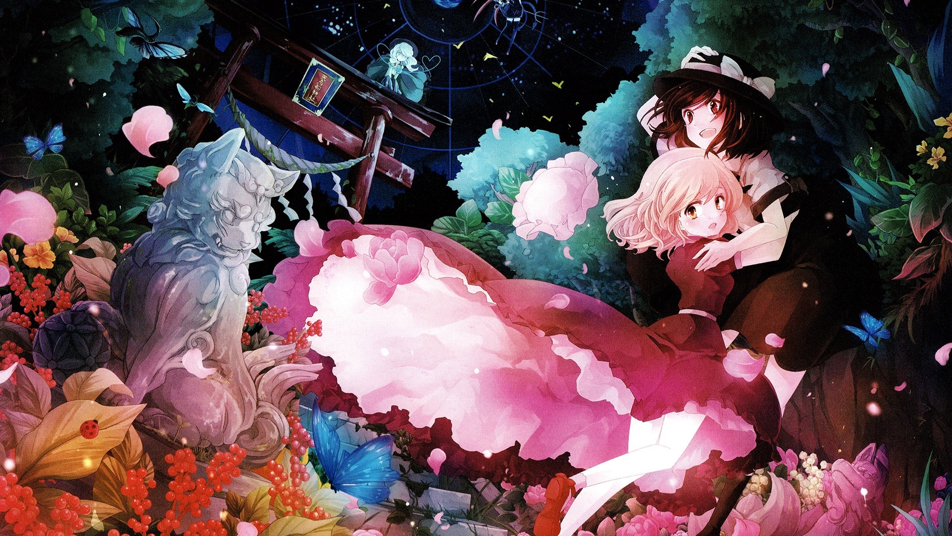 夜晚日式花园中两名二次元少女相拥而坐，四周遍布粉橙色花丛，左侧立有石狮子与鸟居，上方夜空点缀星点，整体色调偏深绿暗蓝。