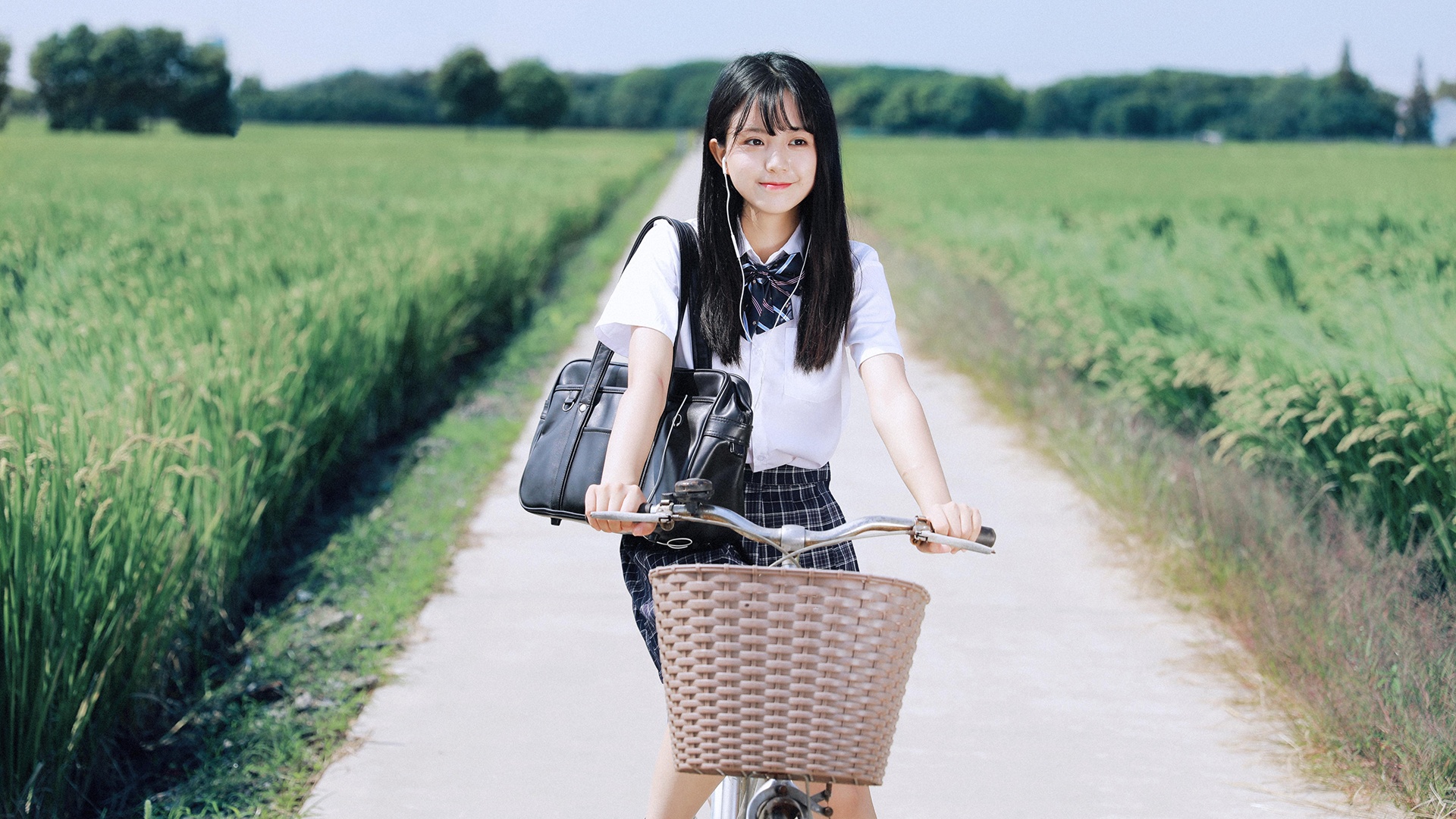 清纯制服美女学生妹教室写真图片桌面壁纸壁纸(美女静态壁纸) - 静态壁纸下载 - 元气壁纸