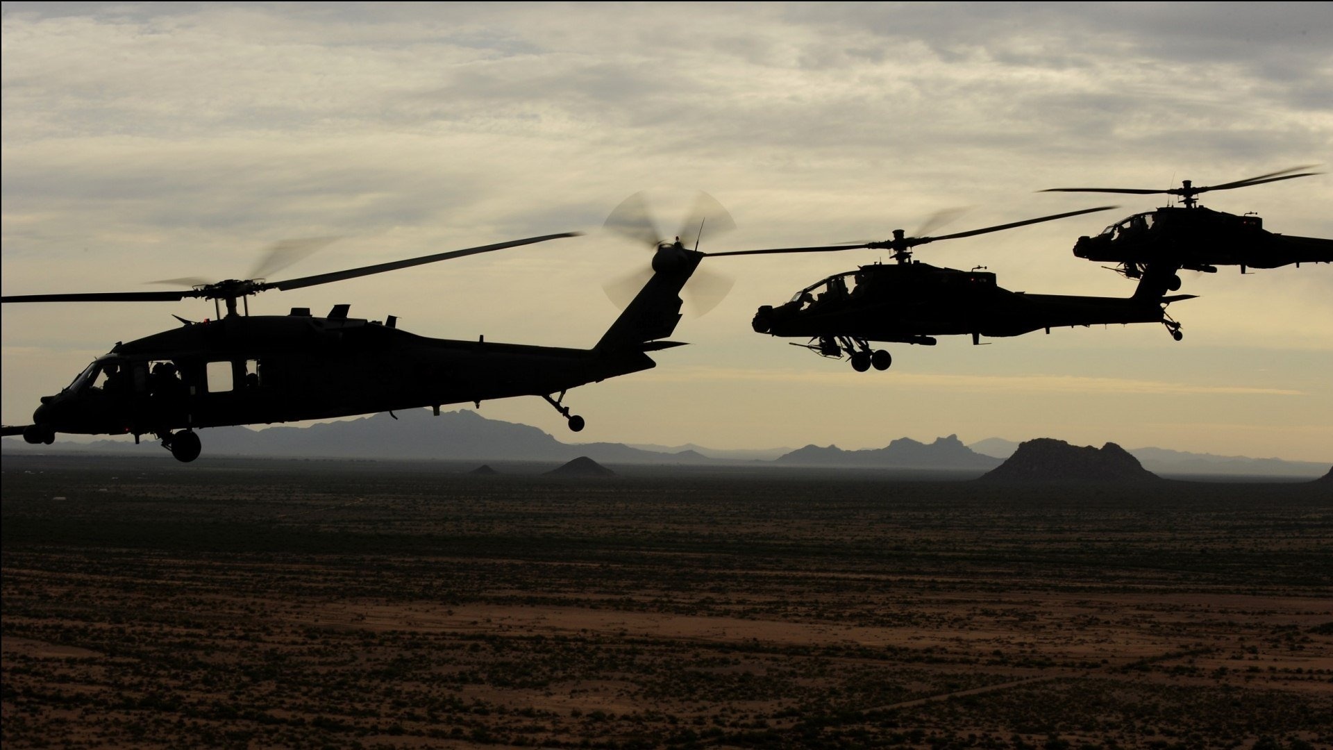 战争暴力飞机大炮战斗军事天地壁纸43