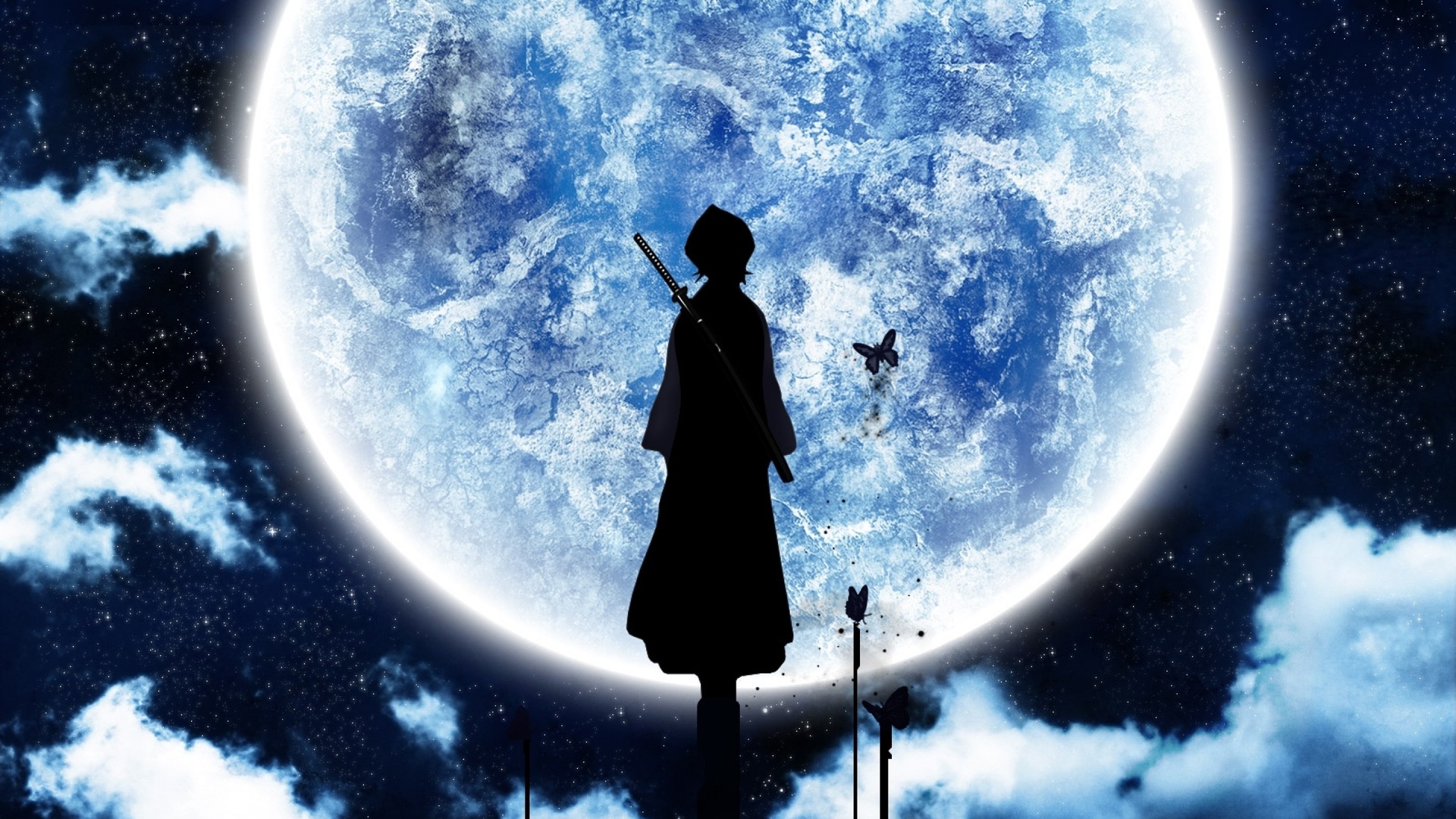 深蓝星夜中巨大蓝白满月居中，黑衣剑客黑色剪影背向而立，旁侧浮着数只黑蝴蝶。
