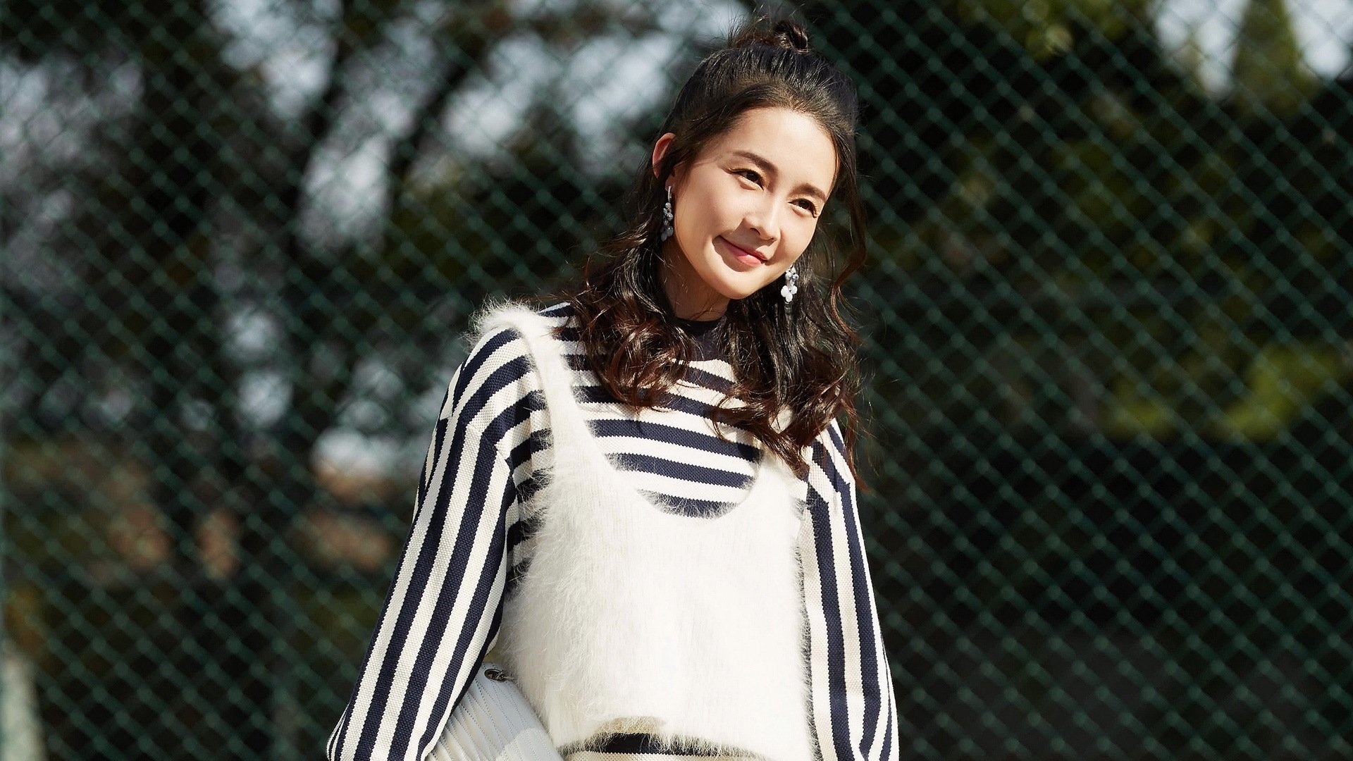 李沁演员清新励志清新美女明星明星风尚壁纸1