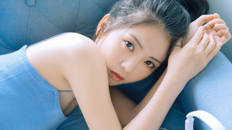 清纯白皙美丽吊带长发美女模特壁纸