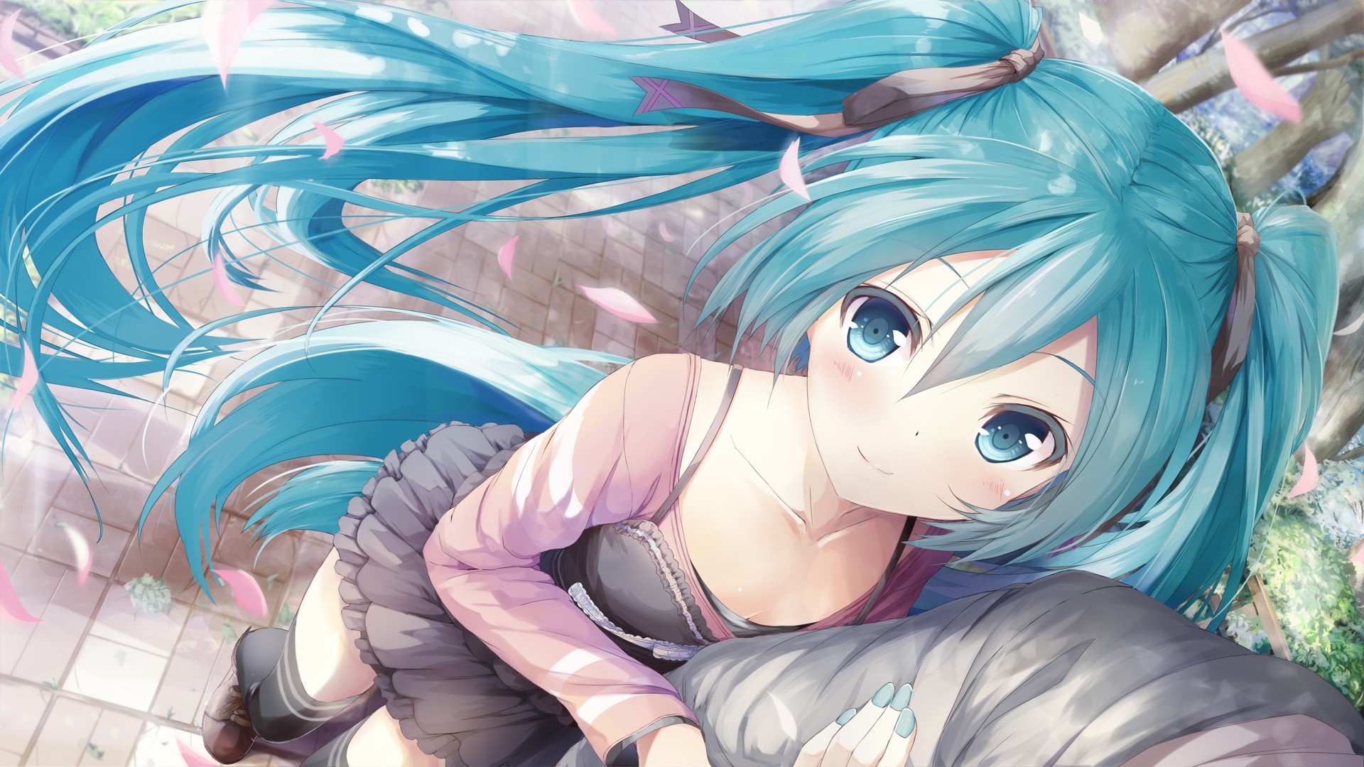 日系二次元插画，俯拍视角下初音未来跪坐在散落粉色花瓣的步道上，青蓝色长发向后舒展，周围飘着樱花花瓣，背景是带有植被和石灯的日式户外园林场景。