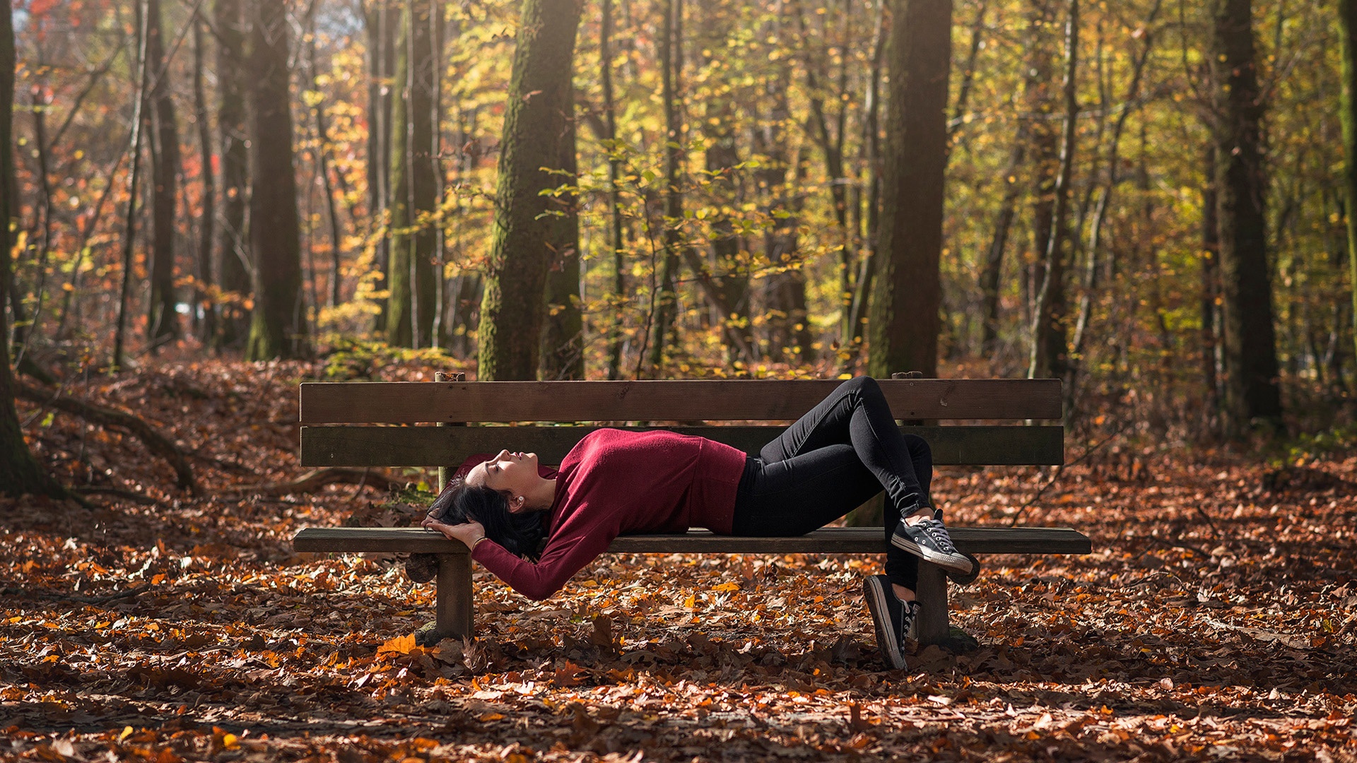运动员美女秋季树林板凳睡姿运动鞋唯美风景壁纸壁纸