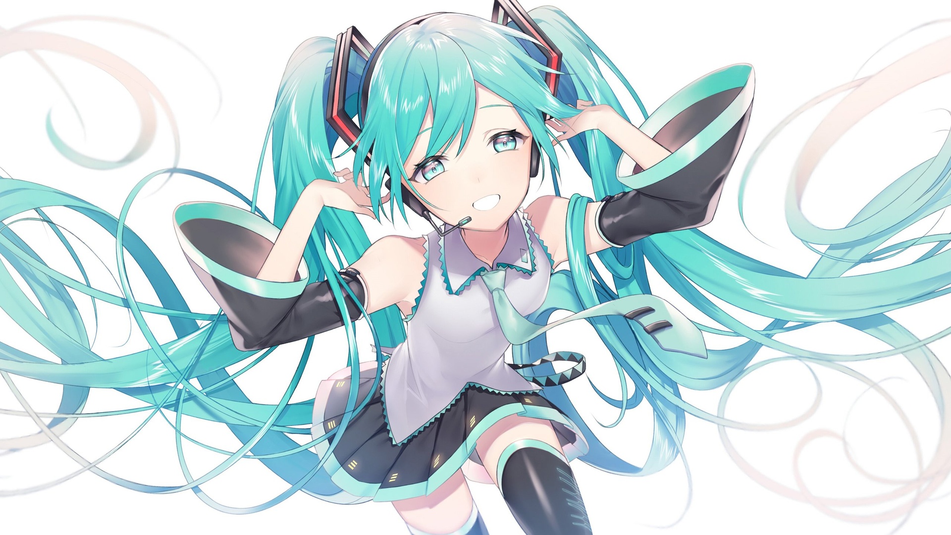 纯白色背景中，青蓝色双马尾的初音未来身着绿黑配色服饰，佩戴专属耳机，长发向两侧飘逸舒展。