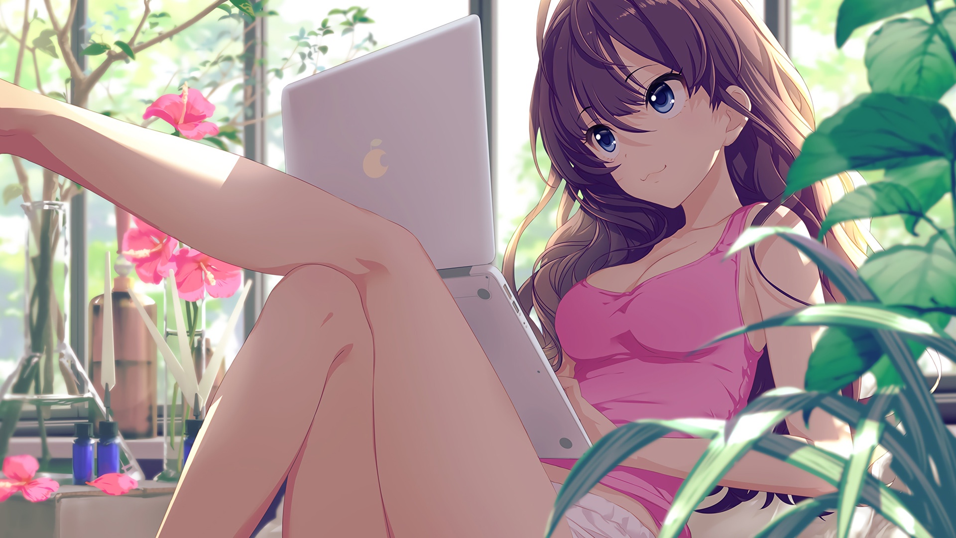 紫长发动漫少女穿粉色吊带坐在临窗桌旁，手边放着银色笔记本电脑，画面点缀嫩绿绿植与暖粉色调。