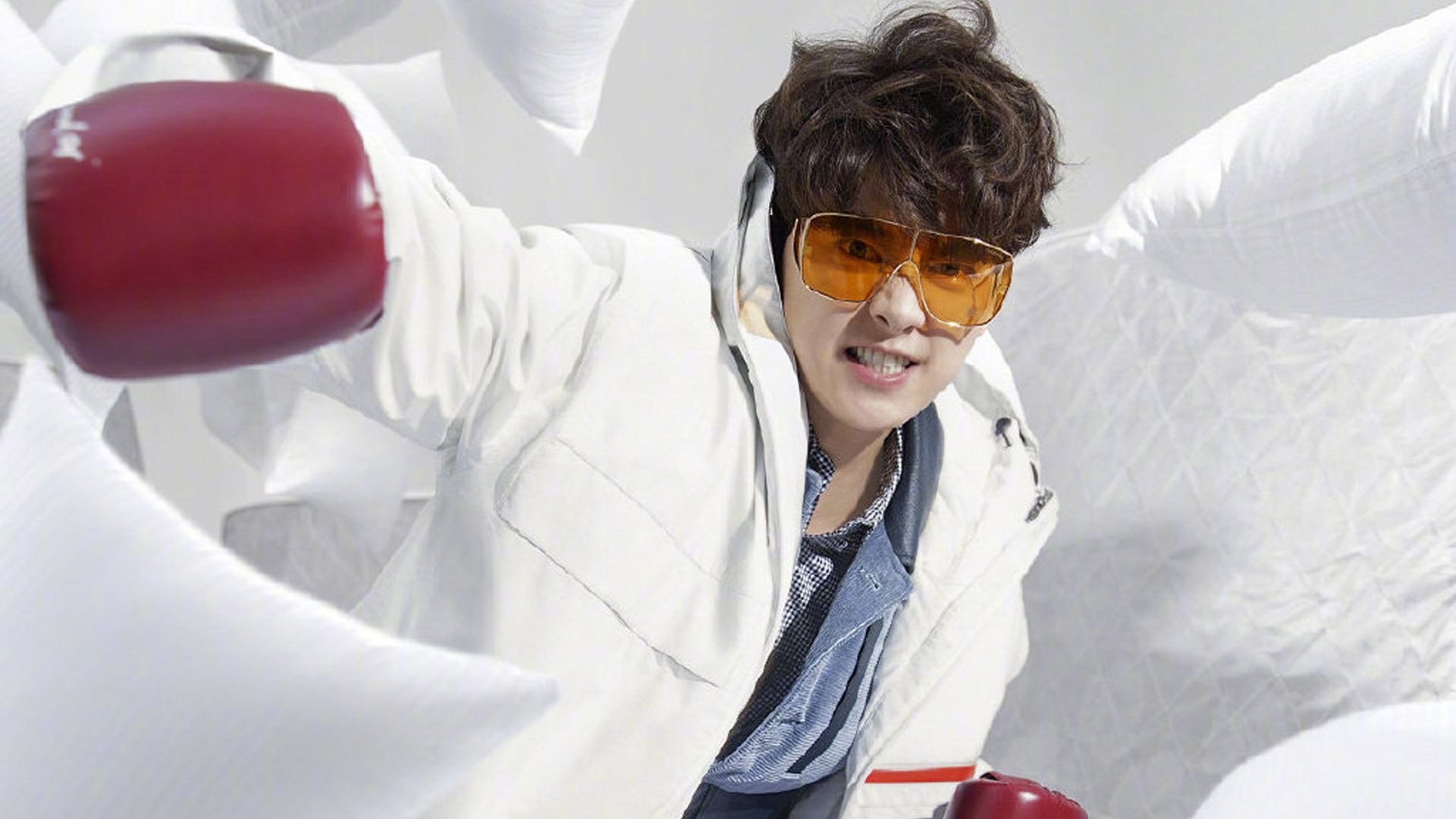 明星风尚李易峰壁纸封面图明星风尚 李易峰壁纸壁纸于2020-06-16上传