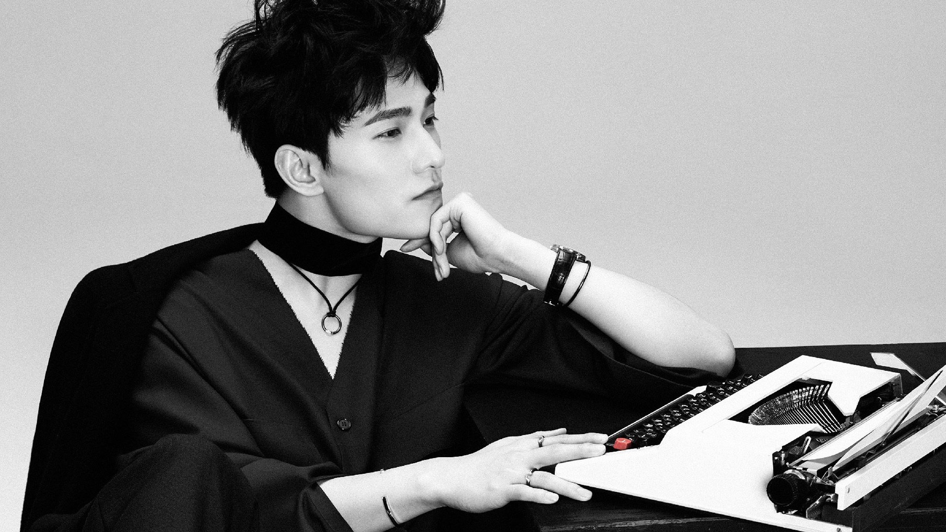 杨洋黑白明星风尚壁纸