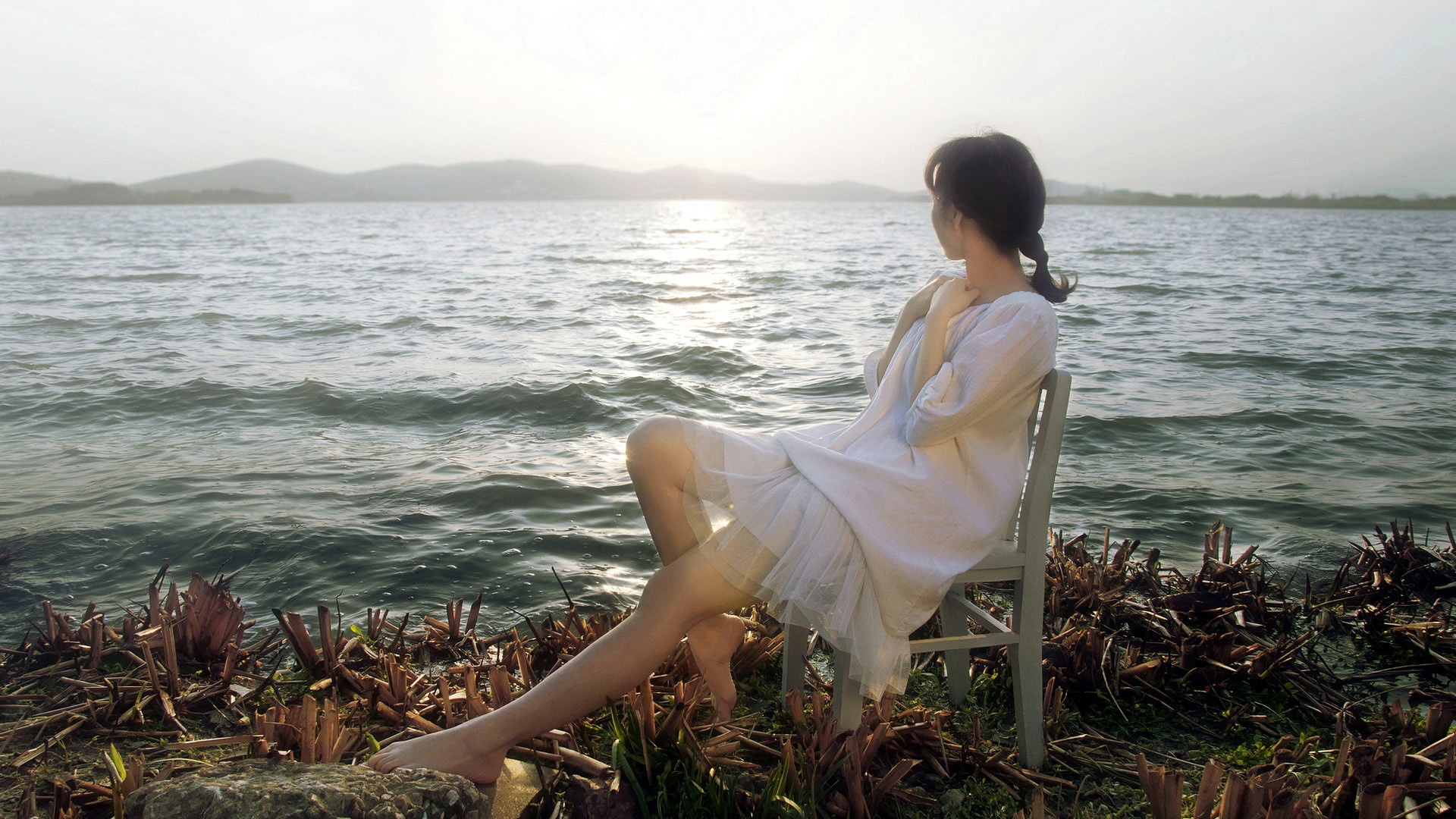 壁纸封面图女孩 白色裙子 海边 海滩 椅子 心情 唯美 桌面 壁纸壁纸