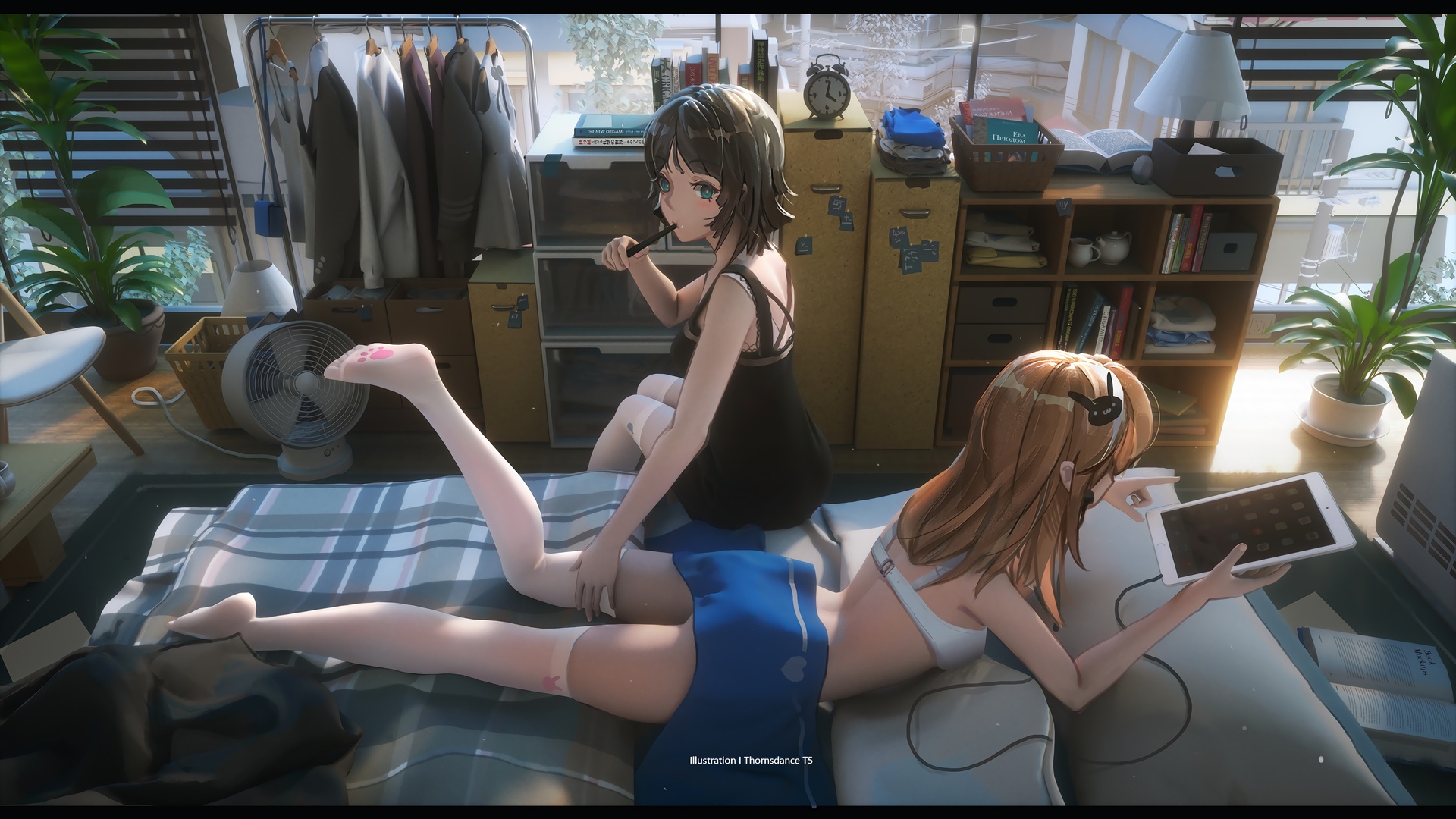 厚涂二次元风格居家室内场景，两名身着居家服饰的少女，其中一人穿黑吊带、一人穿蓝短裙，脚穿带粉色图案的白袜，暖金色阳光从窗户洒入，室内布置有绿植和储物柜。