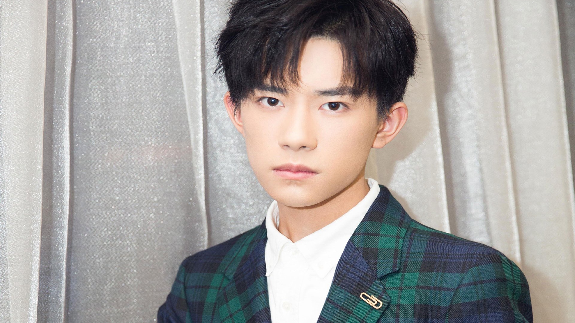 易烊千玺明星风尚壁纸封面图易烊千玺 明星风尚壁纸【6】壁纸于2020