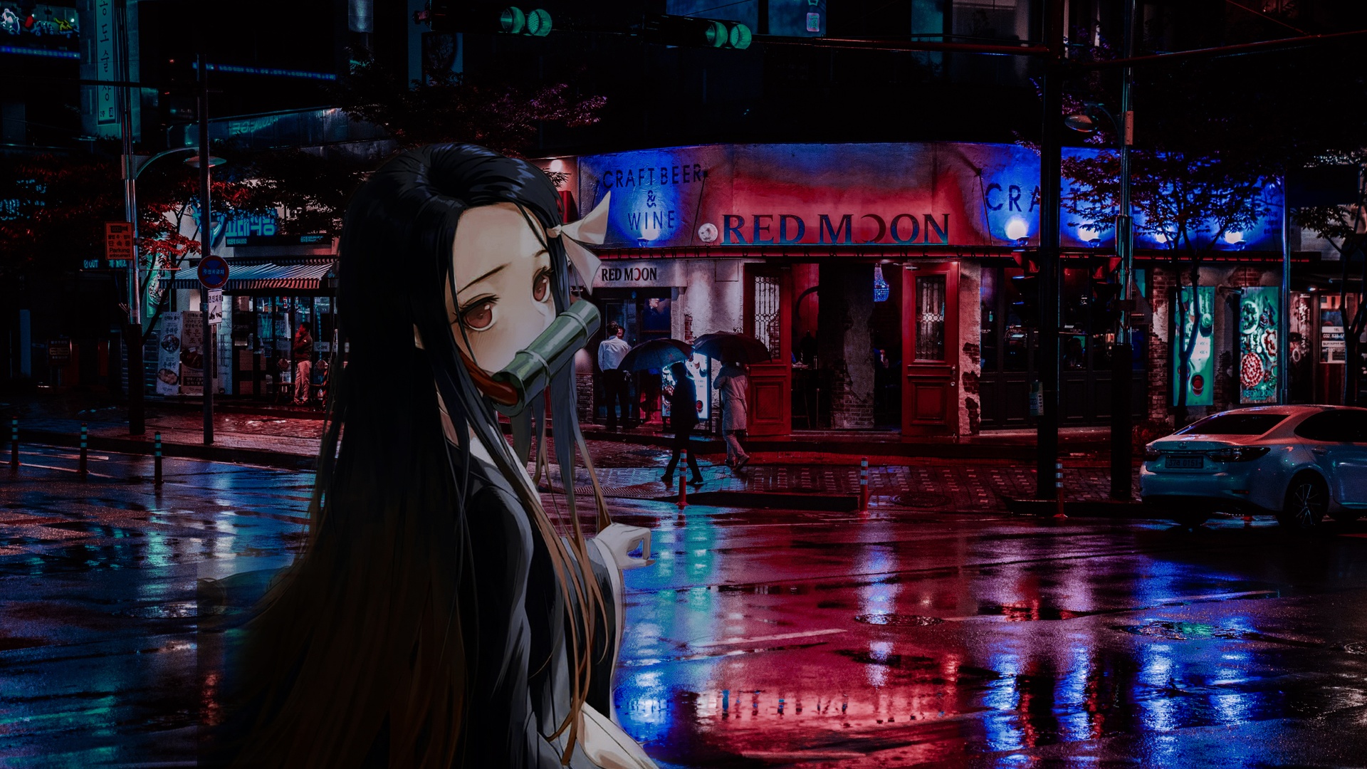雨夜霓虹都市街景中，嘴咬竹筒的祢豆子半身像，背景有蓝红霓虹与雨后街景。