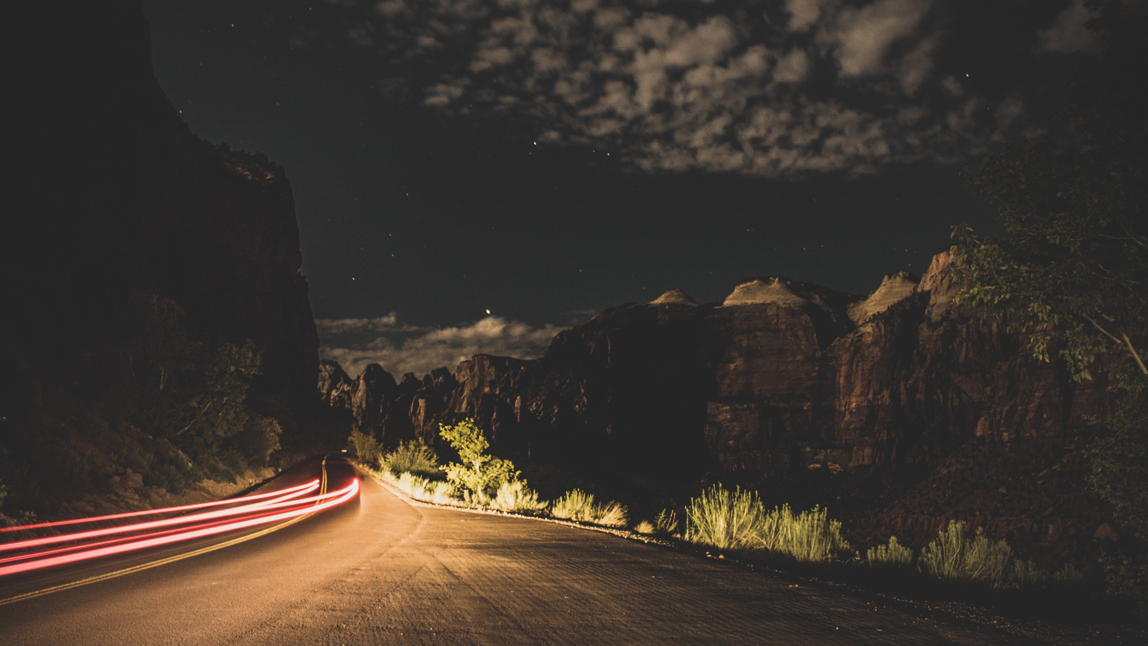 夜晚光带公路4k专区壁纸