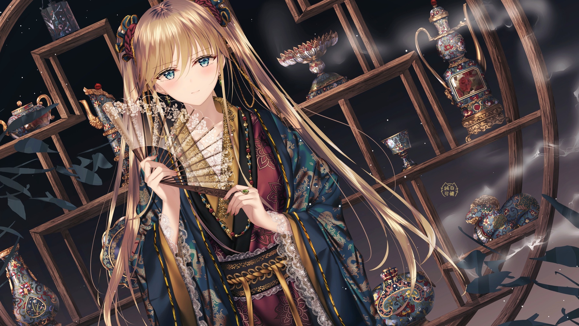 深暗调传统中式室内，金发双马尾少女身着鎏金绣纹古风服饰，手持半透明花卉折扇，身后是摆满珐琅彩古瓷摆件的圆形木质博古架，两侧暗区可容纳桌面图标。