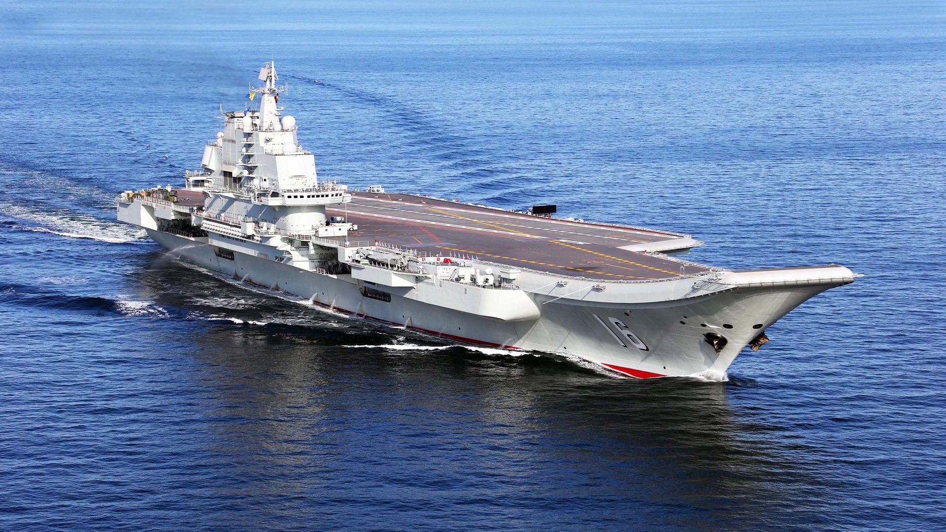 航拍视角下16号航空母舰在蓝色海面航行