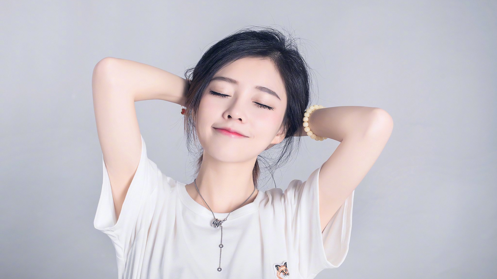 白T恤闭眼甜笑女生人像写真