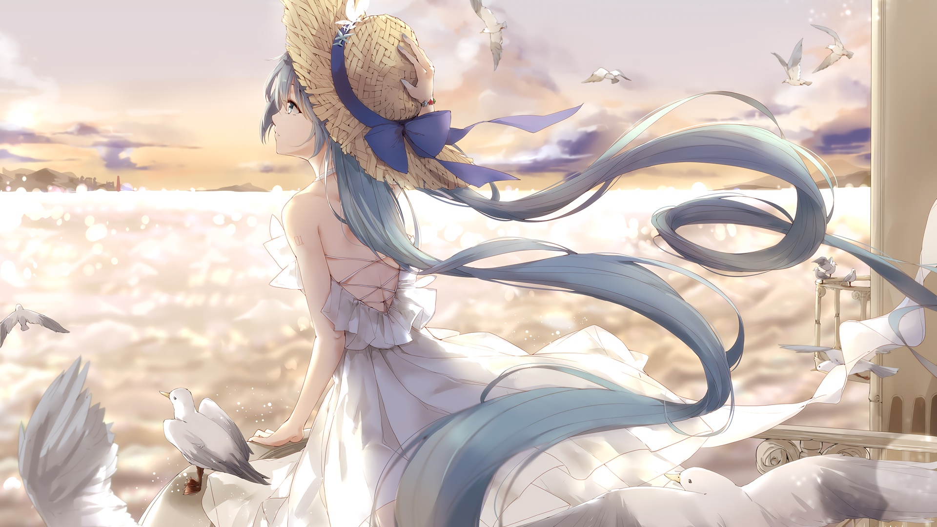 蓝发初音未来身着白色露背连衣裙、头戴草编大檐帽坐于临海阳台，背景是黄昏柔光海景，多只白色海鸥散点分布在橙金色天空中。