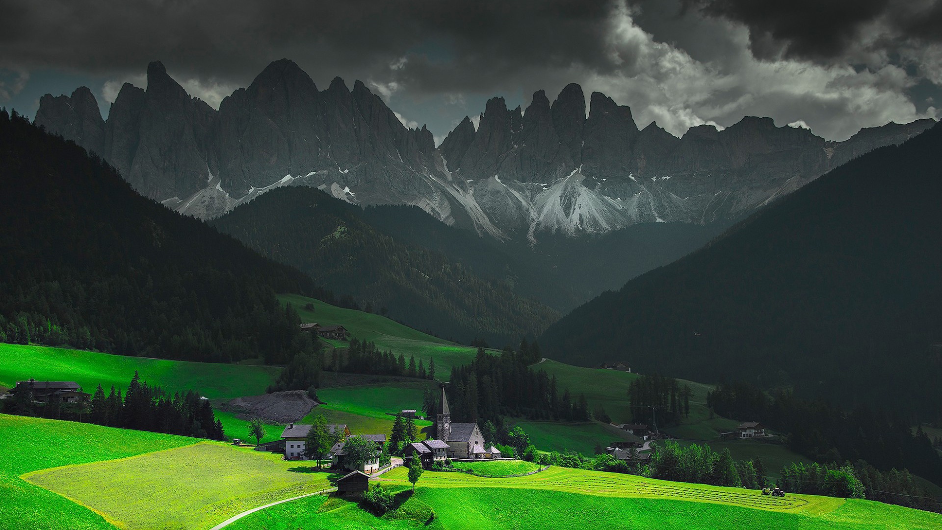 自然景观花草树木意大利富内斯阿尔卑斯山山谷教堂居民风景桌面壁纸