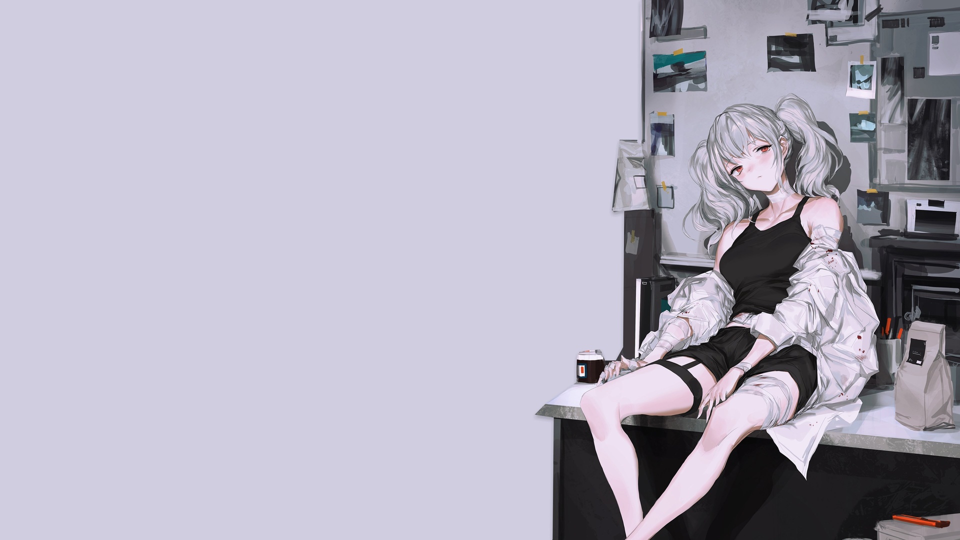 横版厚涂暗黑二次元插画，银白卷发双马尾少女身着黑白服饰坐于右侧工作台边缘，画面左侧是大面积浅灰紫色空白区域。