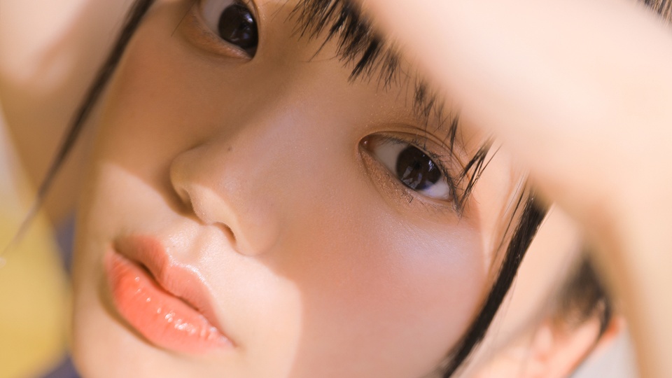 壁纸封面图阳光下嬉戏女孩唯美写真桌面壁纸壁纸标签:上传时间:2020