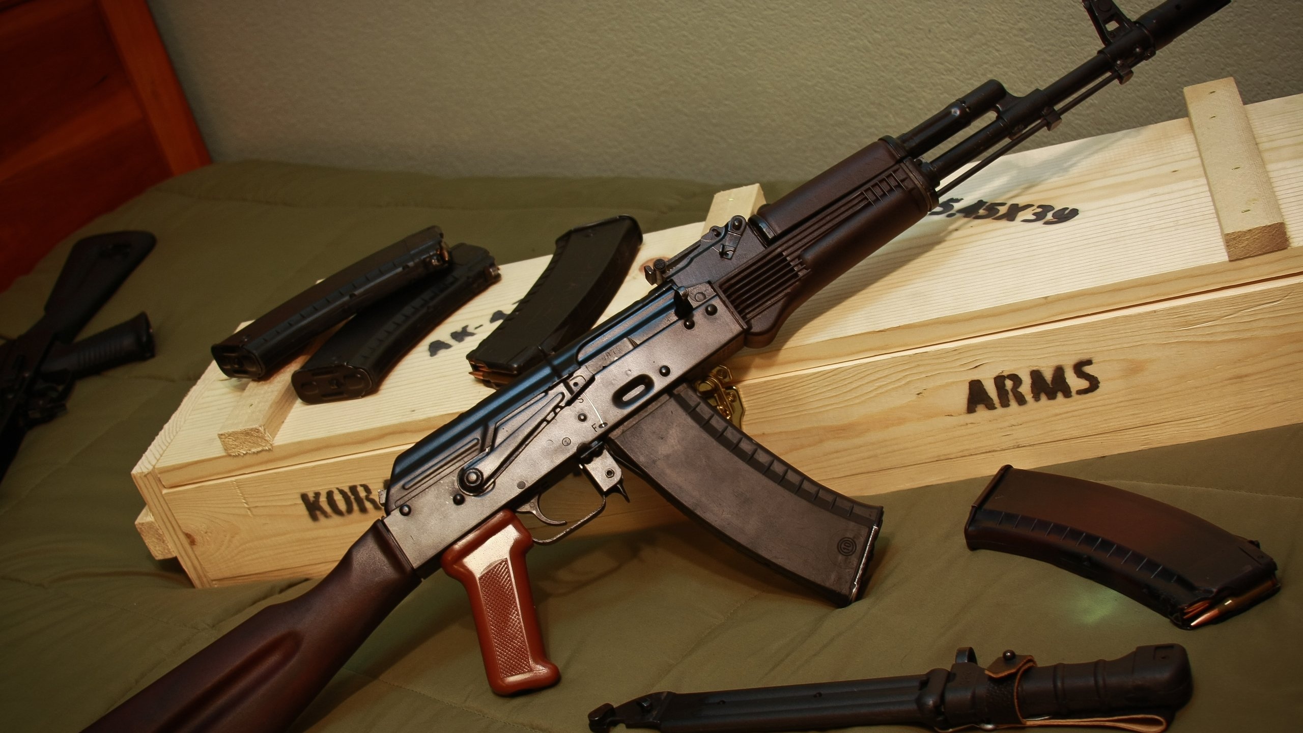 一把冲锋枪 军事天地壁纸