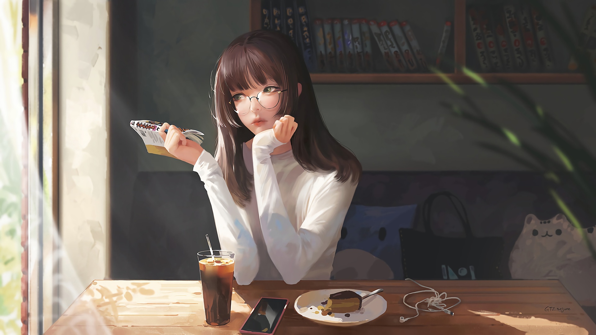 暖光窗边戴圆框眼镜的长发少女，手持薄本读物坐在木桌旁，桌面摆放冰咖啡、手机与剩余蛋糕。