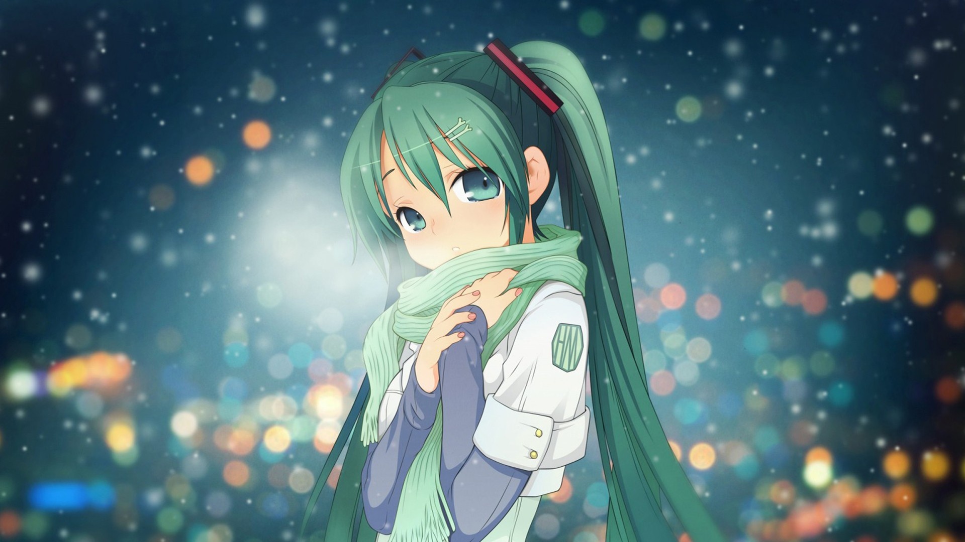 青绿色双马尾的雪初音身着带毛绒装饰的冬装，站在飘雪的藏蓝色冬夜中，背景是虚化的暖黄色城市灯光。