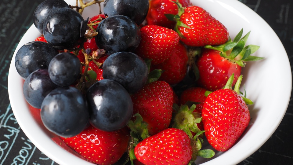 美食果盘葡萄草莓水果4k壁纸壁纸