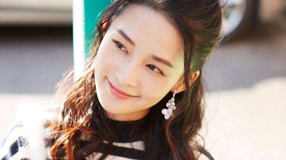 李沁演员清新励志清新美女明星明星风尚壁纸