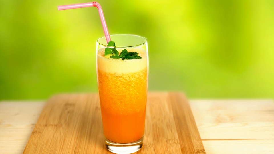美食 新鲜饮料 橙汁 玻璃杯 吸管 图片壁纸
