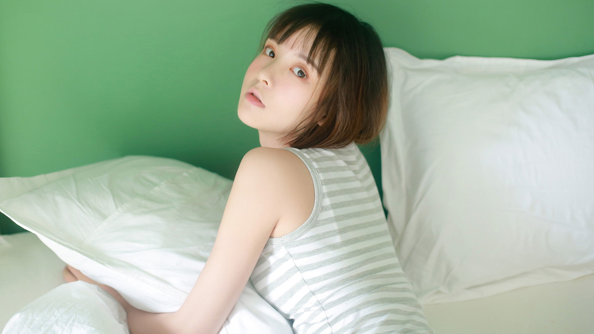 短发美女 性感 慵懒写真桌面壁纸壁纸【1】