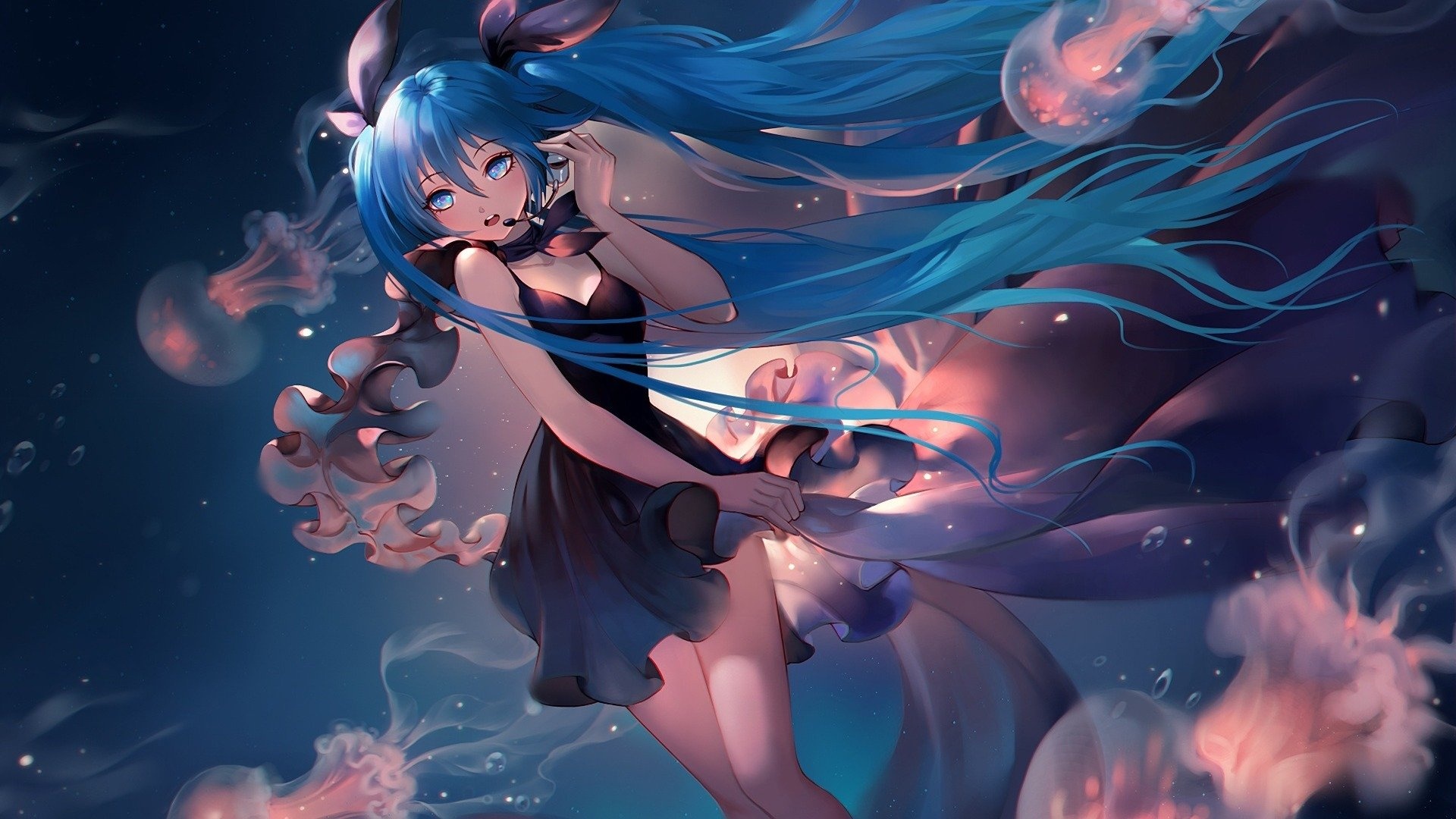 深海之中的初音未来有着亮蓝色超长双马尾，身着带薄纱裙摆的服饰，周围环绕多只半透明发光的粉橘色水母，背景为深海军蓝色。