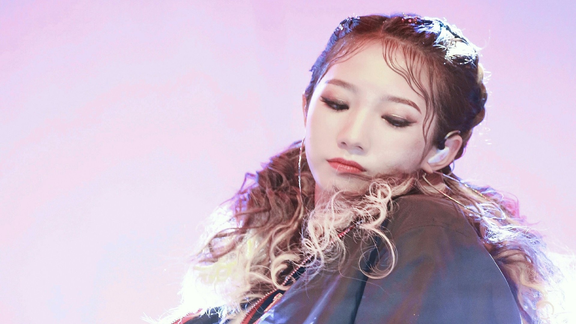 创造101小姐姐孟美岐明星风尚壁纸3