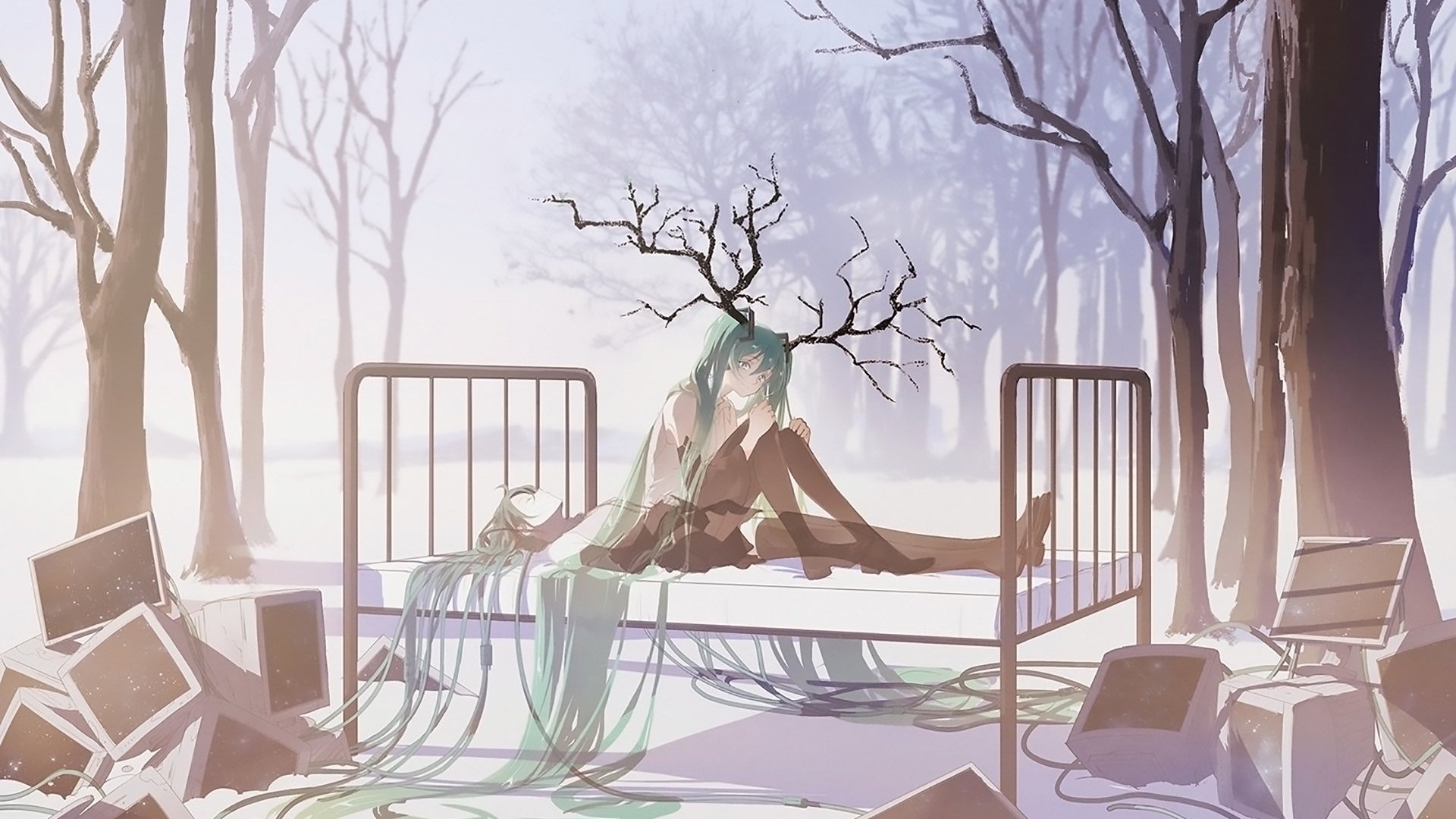 青绿色长发的雪初音身着白色毛绒服饰坐于雪地铁架单人床上，身后是雾中枯树林，两侧地面散落废弃老式显示器，整体色调浅淡清冷。