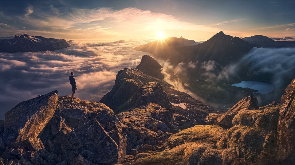 高山 男子 雾 云 天空 太阳 唯美 意境 风景 壁纸壁纸