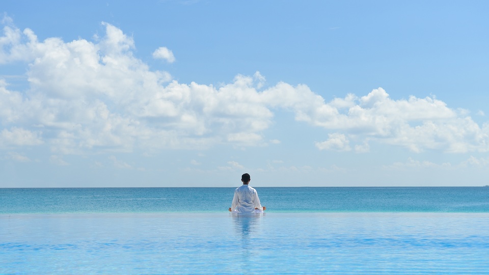 简约淡雅蓝天大海瑜伽修身养性4k壁纸壁纸