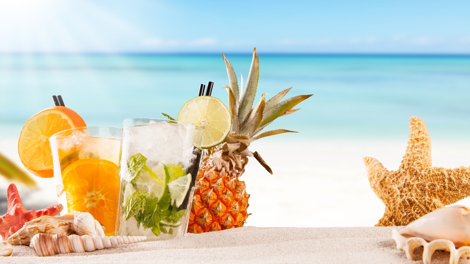 美食 大海 沙滩 海星 鸡尾酒 水果 菠萝 4k图片壁纸
