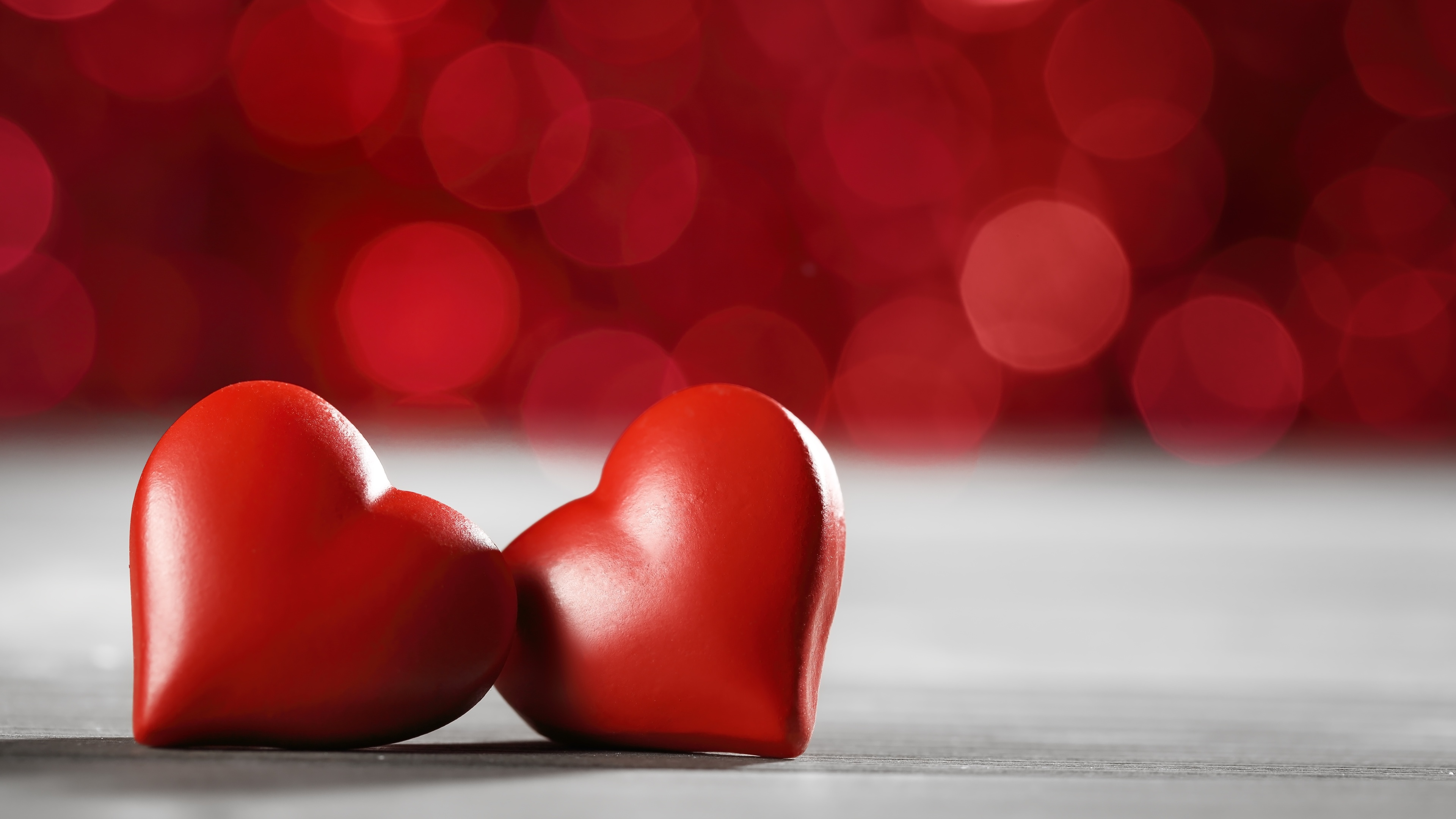 情人节快乐 两颗红色的心 在蓝色木板纹理的裂缝形状 — 图库照片©borjomi88＃182450670