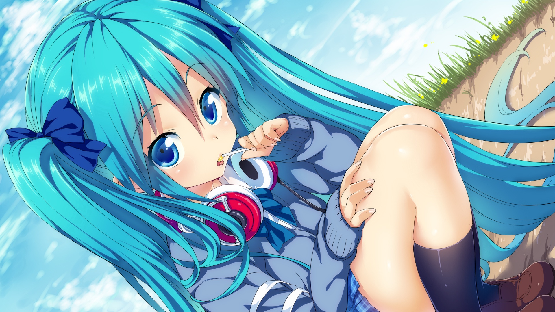 低角度拍摄的初音未来，青蓝色长发随风扬起，身着浅灰色针织校园制服，背景是晴朗蓝天与郊野草甸。