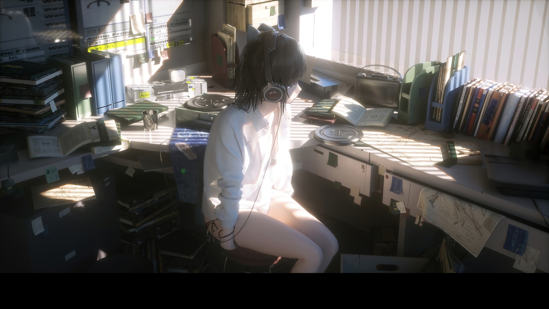厚涂二次元画风，短发少女身着白衬衫、头戴有线耳机，坐在摆满书籍与老式录音设备的室内工作台前，暖金色阳光从身后斜射进室，整体色调偏暖，画面为横向宽幅构图。