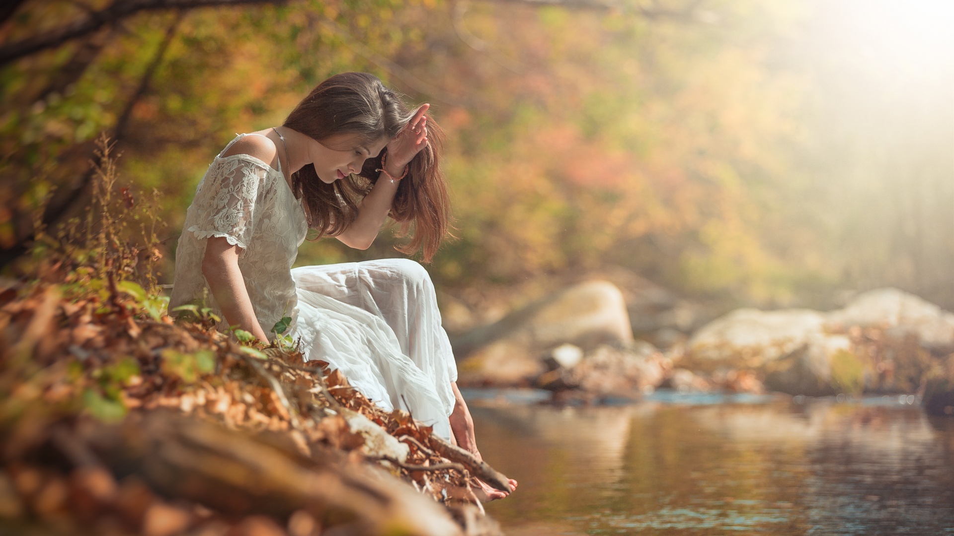 秋天 自然森林 小溪河流 女孩 白色裙子 唯美 图片壁纸