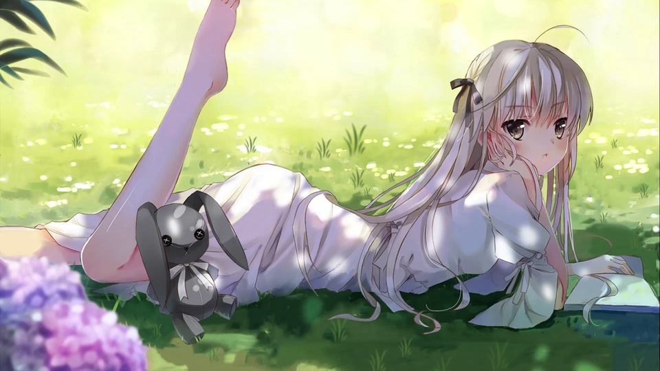 银白长发系黑蝴蝶结发饰的白裙少女趴在带光斑的草地上，身侧摆放灰黑长耳玩偶兔，前景有虚化的紫色花簇。